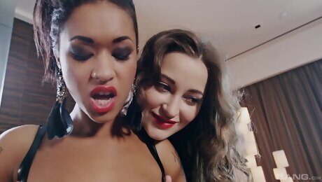 Lesbian pussy getting smashed using massive strapon while yelling