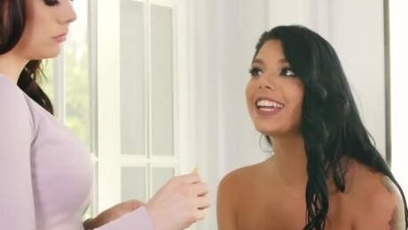 Spic teen Gina Valentina lesbos sex scene